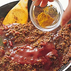 仕上げにも、少量のカレー粉を加えることで、香りよく仕上がる。