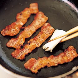 ベーコンの薄切りを焼くときは、出てきた脂をふき取りながら、カリッとさせる。