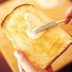 はじめにバターをぬってパンの表面をコーティング。野菜の水分をパンが吸わないように、まんべんなくぬる。