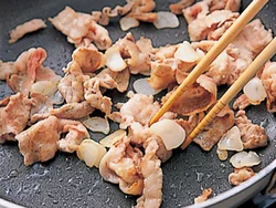 豚肉と、たっぷりのにんにくを炒めて、風味よく仕上げる