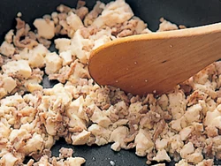 豆腐がくずれて、水分がなくなるまで炒めたら豚肉を加えて炒め合わせる