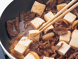 煮汁が全体にからむように、時々豆腐を返しながら煮て