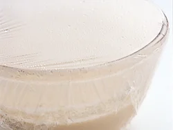 ラップをかけたまましばらくおくと、豆乳が固まってくる