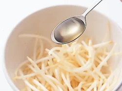 もやしは電子レンジで加熱するときに、酢を加えると、臭みを抑えられる