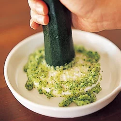 ズッキーニは皮ごとすりおろし、出てきた水分もすべて使う。
