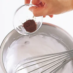 溶けやすいインスタントコーヒー粉はメレンゲに加えて全体になじませる。