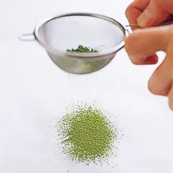 抹茶はだまになりやすいので、茶こしでふるってから薄力粉と合わせる。