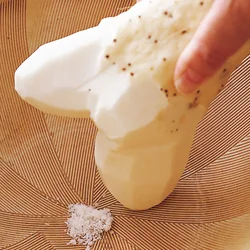 塩がとろろの味を引き締める