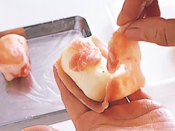 じゃがいもを丸めて薄切り肉でおおうように巻き、ころもをつけて揚げる