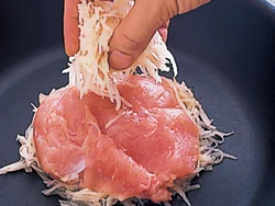 じゃがいもで、とり肉をサンドするようにして、こんがり焼く