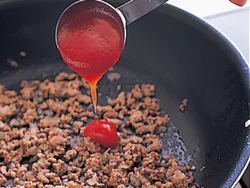 ミートソースは、ケチャップとしょうゆで調味するだけで完成