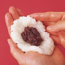 あんこに塩を加えると、キリッとした甘さに。外側ではなく、中にあんこを入れると違う食感に。