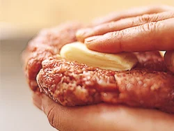 スライスチーズは包みやすいように、折りたたんで包んで