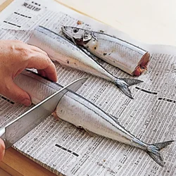 さんまは魚焼きグリルに入りやすいように、半分に切る。塩水につけてから切ると、身がくずれにくい。