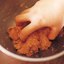 ふんわりとした食感にするため、ひき肉、卵、パン粉などを粘りが出るまでよく練り混ぜる。