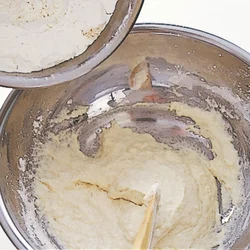 水流を作るのは、粉と水がすばやく混ざるようにするため。だまもできにくくなります。