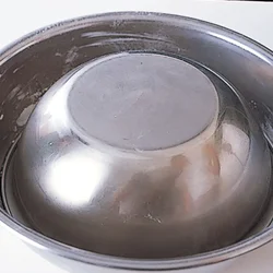 肌寒く感じる気候、室温の場合は常温で10分おいてください。生地はやすませるとこねやすくなります。