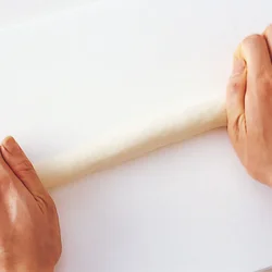 生地はねじることによって、ふくらむ力を抑え込み、焼き上がったあとにもっちりとした弾力が生まれます。