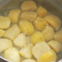 じゃがいもをゆでておくと味がしみこみやすい