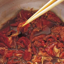 牛肉は煮る前に調味料をよくからめて