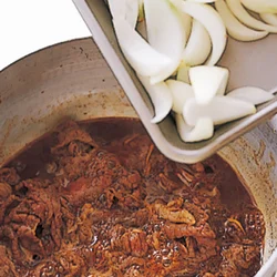 牛肉に火が通ったら玉ねぎを加えてふたをする。蒸し煮にすることで玉ねぎのうまみや甘みが引き出される。