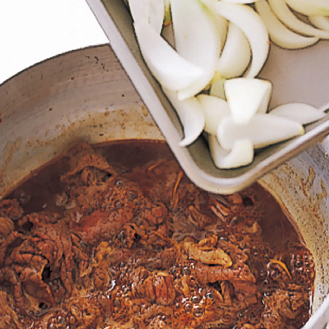 牛肉に火が通ったら玉ねぎを加えてふたをする。蒸し煮にすることで玉ねぎのうまみや甘みが引き出される。