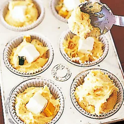 マフィン、かぼちゃとの相性がよいクリームチーズは大きめにカットして中に入れて。
