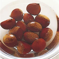 栗は熱湯につけることで、皮がやわらかくなってむきやすくなる