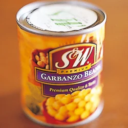 ひよこ豆も中近東でよく食べられている豆の一種。ピタパンに入れてもＯＫ。大豆の水煮でも代用可。