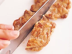 こま切れ状の肉も、粉をまぶして焼けば、まるでかたまり肉のよう。焼いたら角状に切って煮れば、角煮になる。