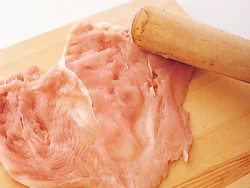 一枚肉は、観音開きにしてからたたきのばすと、大きく広がる。のばす目安は、切り開いたときから２倍強くらいになるまで。