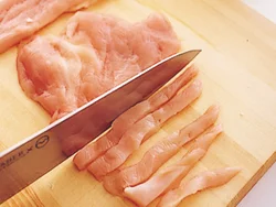 肉を観音開きにしてから、繊維に沿って細く切る。じゃがいもを同じ大きさに揃えると、食べごたえがさらに増す。