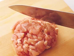 とり肉を粗みじんになるまで包丁で切りたたき、ボリュームを出す。刻むと食感の似るえのきも混ぜ、肉っぽさをプラス。