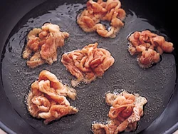 下味をつけて粉をまぶしたこま切れ肉を、ふんわりまとめて揚げ焼きにすると、大きくまとまって肉度がアップする。