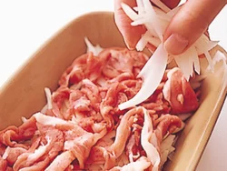 ボリュームのあるじゃがいもたっぷりで肉をはさむと、食べごたえが増す。一緒に食べると、かなりの満足感に。
