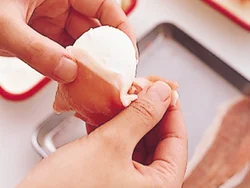 ボリューム感のあるゆで卵に、薄切り肉を巻きつけて煮る。卵に粉をまぶすと肉のつきがよく、はがれにくくなる。