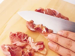 肉を薄くそぎ切りにして、かさを増す。さらに卵でとじることで一体感が出て、ボリュームのあるおかずになる。