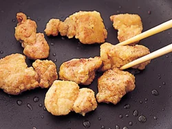 肉にカレー粉などの下味をつけて粉をまぶしてからこんがり焼けば、肉の存在感が出て、風味とうまみも増す。