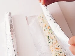 肉に混ぜると一体化する豆腐をプラスして、肉度をアップ。野菜も加えて混ぜたら、ソーセージ形にして焼く。