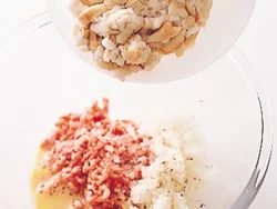 麩も肉と食感が似ている食材。もどしてから細かくして、ひき肉と混ぜる。ふんわり焼けて、ヘルシーなのもうれしい。