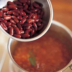 水煮の豆類はすでに火が通っていてやわらかいため、最後に加えて煮る。