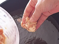 豚こま切れ肉は、ころもをつけて丸めながら揚げることでボリューム感が増す。