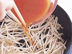 もやしはシャキシャキ感を生かすため、さっと炒める。甘酢あんは片栗粉も入っているので、よく混ぜて加えて。