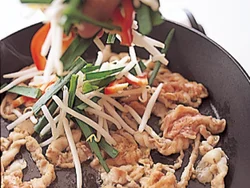 下味をつけた豚肉を少し焼くことでこうばしさが増す。野菜をのせ、たれをかけて炒め合わせれば完成。