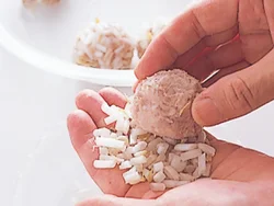 丸めたえびあんの表面に刻んだもやしをまぶしてレンジ加熱。もやしの水分によってジューシーに仕上がる。