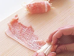 薄切り肉に小麦粉をふってからもやしを巻くと、焼くときにほぐれにくくなり、味に一体感が出る。
