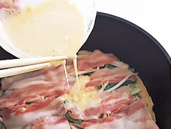 生地に片栗粉を加えると、カリッと仕上がる。もやしや豚肉は平らに並べて、薄く焼くとおいしい。