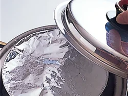 熱湯に直に器をひたして作るので、蒸し器は不要。表面に水滴が落ちないように器をアルミホイルでおおう。