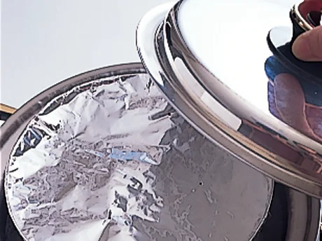 熱湯に直に器をひたして作るので、蒸し器は不要。表面に水滴が落ちないように器をアルミホイルでおおう。