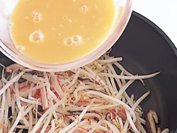 強火で手早く炒めるのがおいしく作るコツ。もやしはしゃきしゃきに、卵はふっくらと仕上がる。